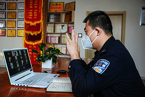 民警長學福在為學生舉例說法.jpg