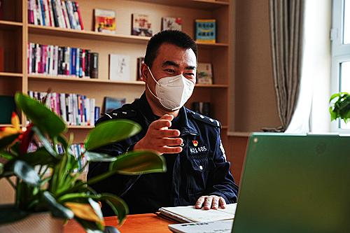 民警長學福與學生交流互動.jpg