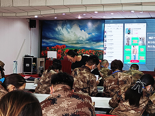 圖為授課老師正在指導(dǎo)學(xué)員如何開展直播、剪輯作品.jpg