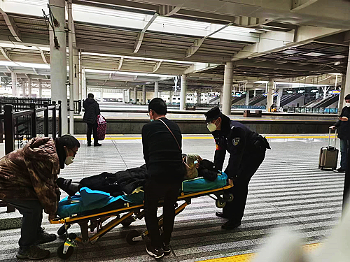 幫助困難旅客下車.jpg