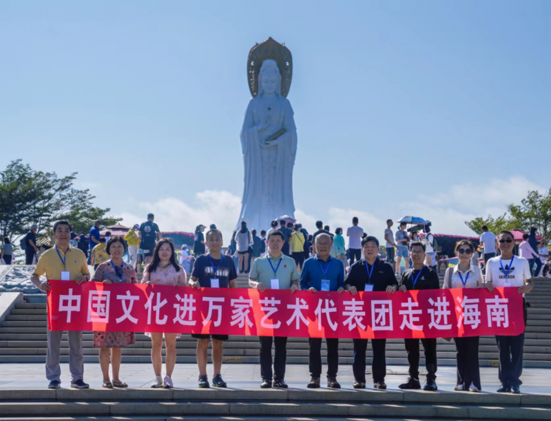 “翰墨飄香 濃淡水墨”—“文化進(jìn)萬家藝術(shù)代表團(tuán)走進(jìn)三亞開展迎春送福系列活動(dòng)