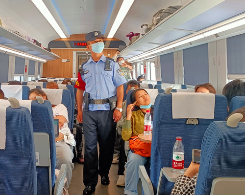 列車車廂開展巡視巡查工作.jpg