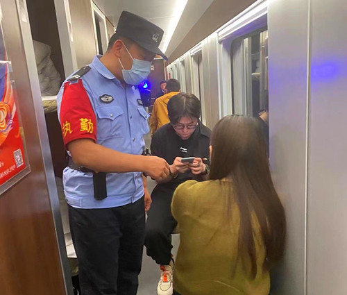 夜間臥鋪車廂向女性乘客開展防猥褻宣傳.jpg