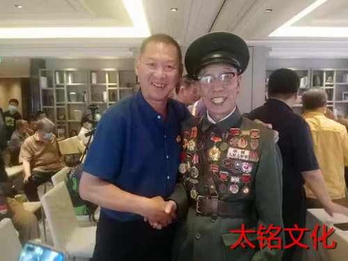 和89歲抗美援朝文藝戰(zhàn)士呂良合影！.jpg