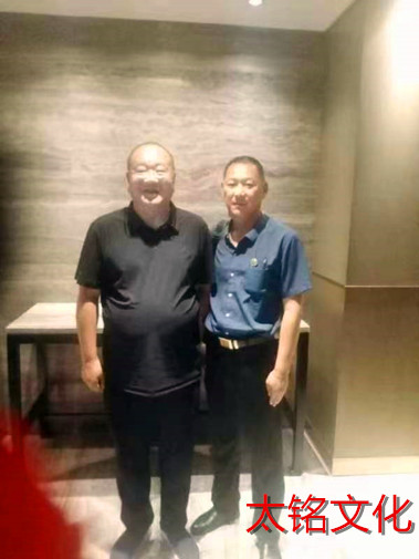 中國鄉(xiāng)村振興服務(wù)網(wǎng)理事聯(lián)盟服務(wù)中心主任吳亞剛與彭德懷彭大將軍的侄孫彭宇合影。.jpg