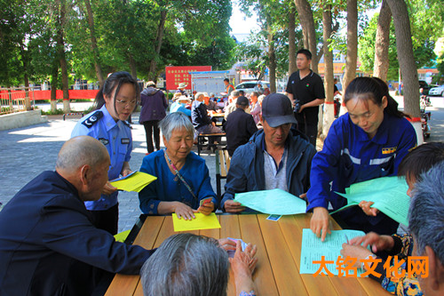 圖為：司法所干警在社區(qū)開展禁毒普法宣傳.JPG