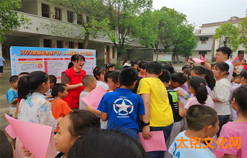 志愿者安全宣講吸引許多學(xué)生.jpg