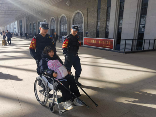 幫助行動(dòng)不便旅客乘車_副本.jpg