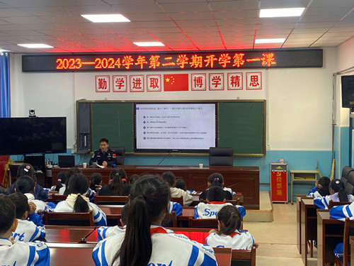 圖為：一六五團派出所民警韓路正在授課_副本.jpg