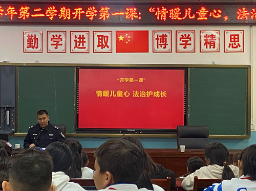 圖為：一六五團中學法治副校長加林正在為同學們授課_副本.jpg
